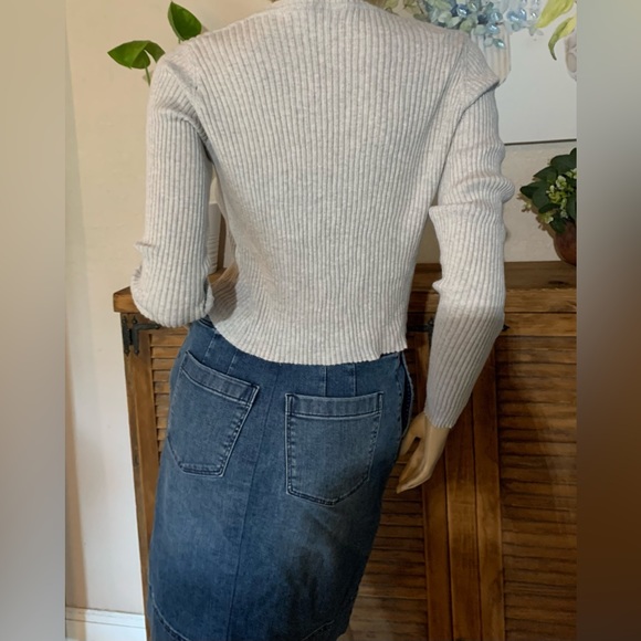 Brandy Melville Cropped Long Sleeve - - Picture 3 of 4